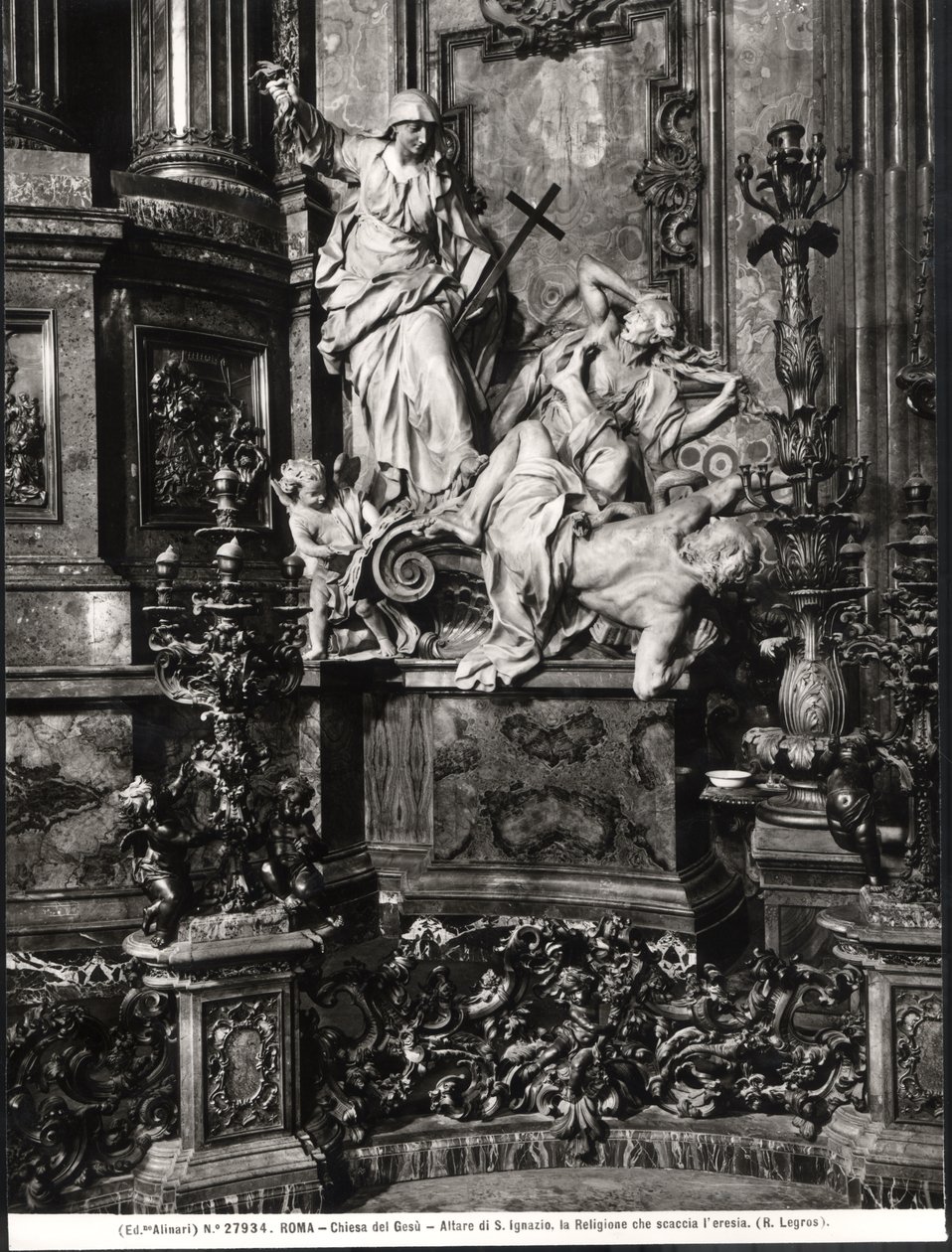 Ołtarz św. Ignacego Loyoli, fragment Zwycięstwa Prawdy Katolickiej nad Herezją (marmur) (zdjęcie czarno-białe) autorstwa Pierre Legros
