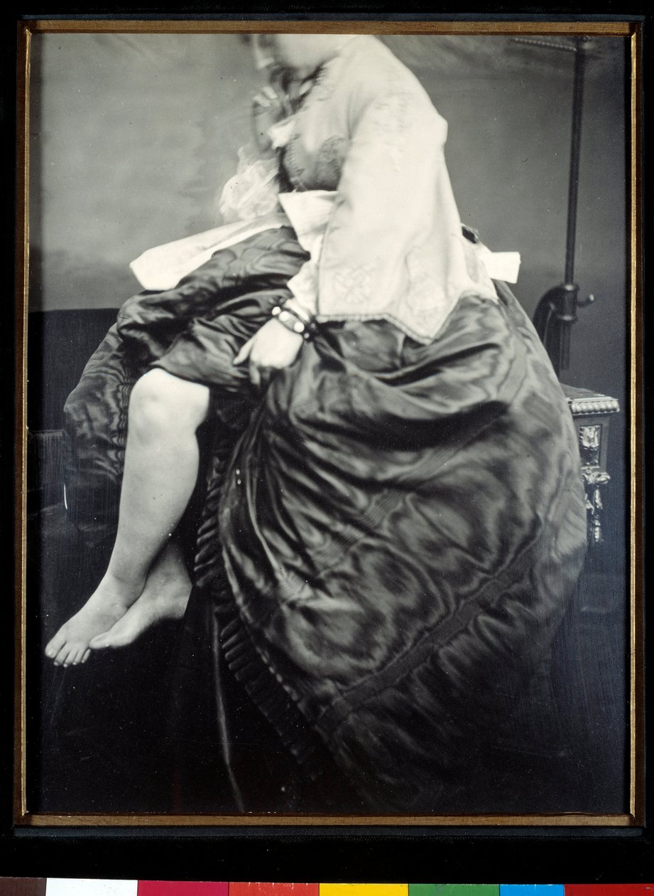Hrabina Verasis de Castiglione z domu Virginia Oldoini, siedząca na stole. Hrabina podnosi sukienkę, aby obnażyć nogi i stopy. Test na bromek żelatyny srebrnej, Louis Pierson (1822-1913) 1863 Paryż, Musee d
