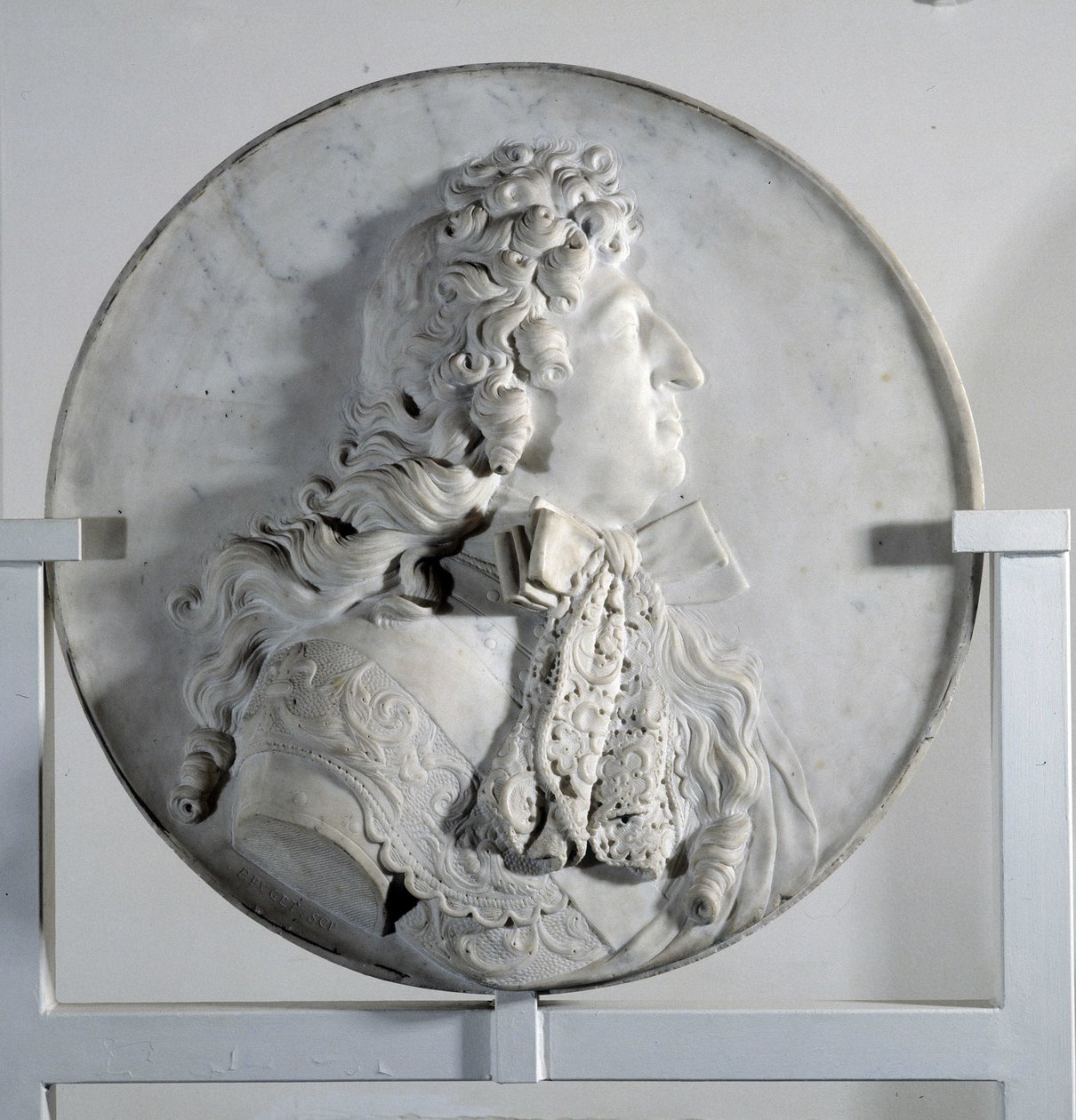 Płaskorzeźba przedstawiająca Ludwika XIV (1638-1715) w medalionie (marmur) autorstwa Pierre Puget