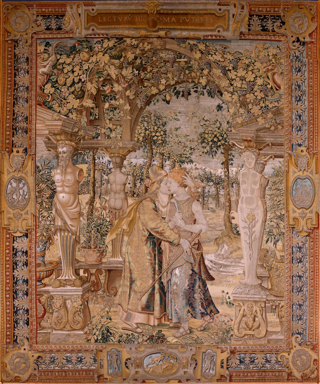 Flamandzki gobelin. Seria Vertumnus i Pomona. Vertumnus całuje Pomona. Siódmy gobelin w serii. Model Koło Pietera Coecke van Aelsta. Manufaktura Wilhelm Pannemaker, Bruksela. Około 1545-1550. Tkanina Złoto, srebro, jedwab i wełna. Rozmiar 430 x 365 cm. autorstwa Pieter (circle of) Coecke van Aelst