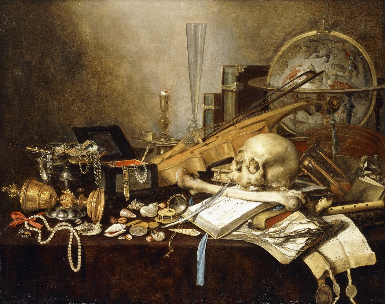 Martwa natura Vanitas z instrumentów muzycznych i rękopisów, przewrócony kielich pokryty złotą powłoką, szkatułka na biżuterię, świecznik, globus astrologiczny, sznur pereł, klejnoty, muszle, czaszka i kość udowa oraz klepsydra na udrapowanym stole, 1653 autorstwa Pieter Claesz