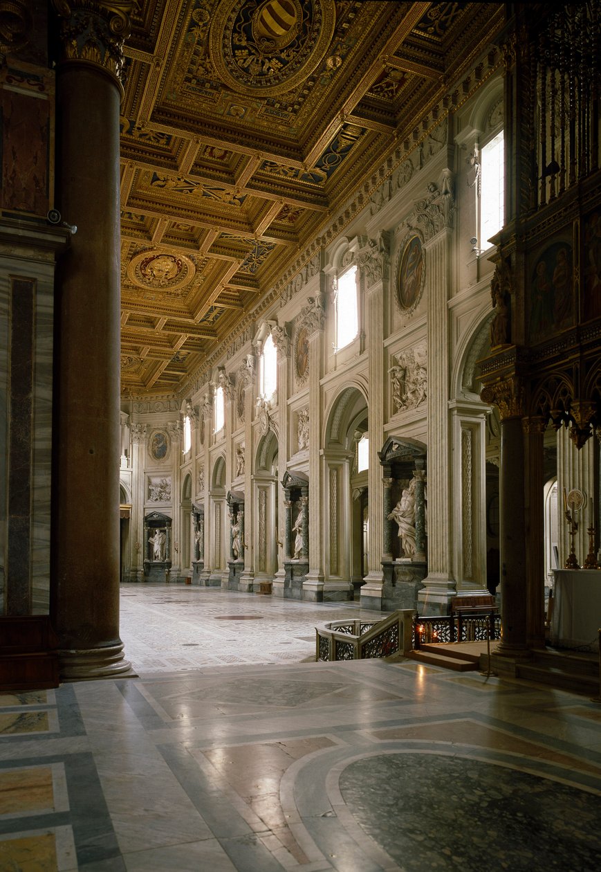 Widok na nawę główną bazyliki św. Jana (San Giovanni in Laterano). Strop jest prawdopodobnie wykonany przez Pirro Ligorio (1510-1583) autorstwa Pirro Ligorio