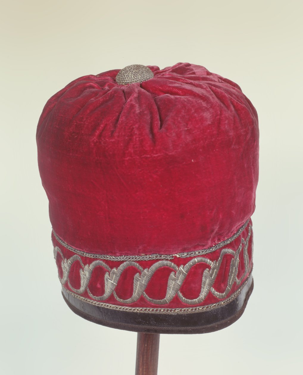 Czapka cerkiewna podobno noszona przez Napoleona (1769-1821) podczas przeprawy przez Berezynę w 1812 roku (aksamit ze skórzano-srebrną nicią) autorstwa Polish School