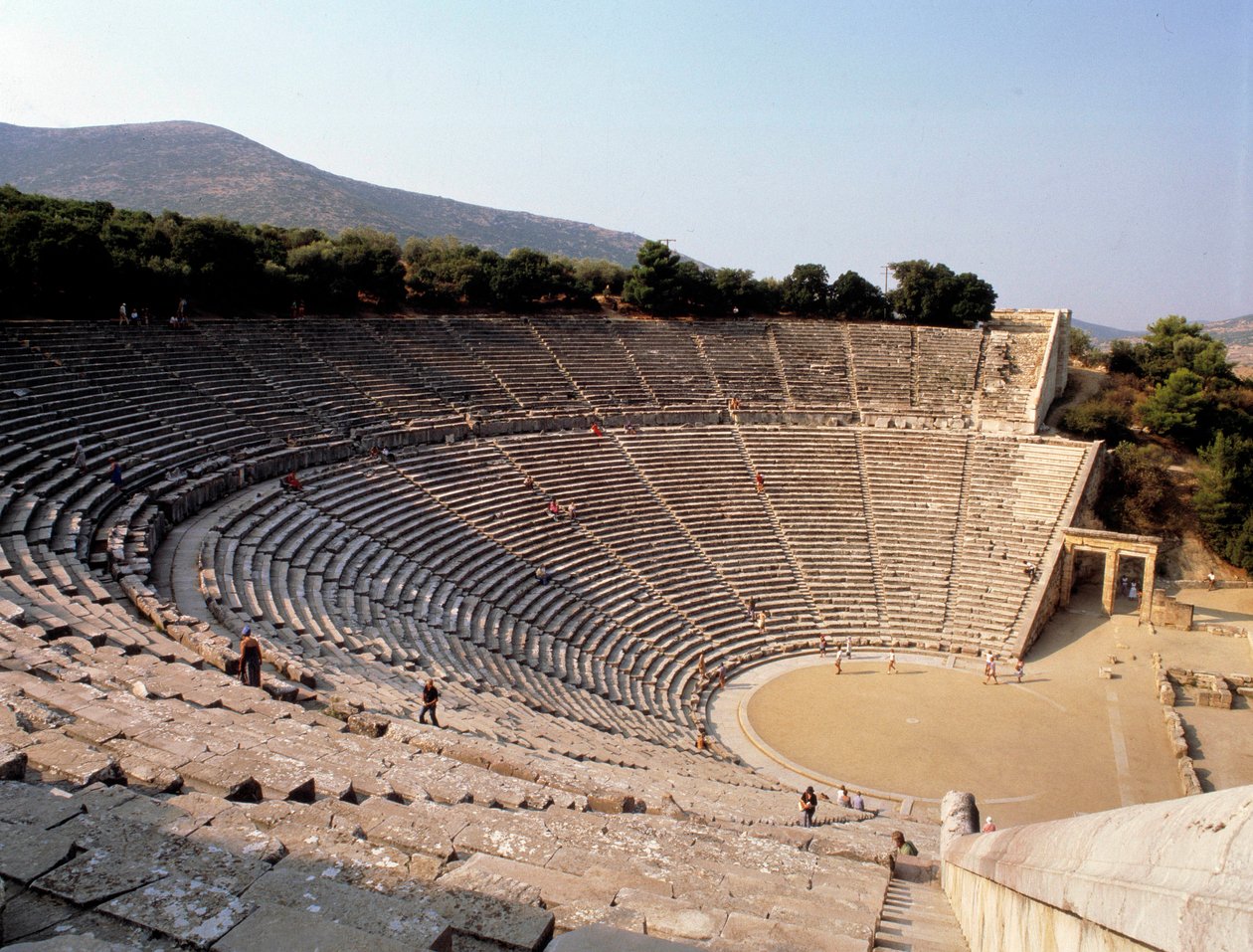 Widok na teatr w Epidauros zrealizowany przez architekta Polyclete le Jeune w Grecji. autorstwa Polycletus (active c.450 c.415 BCE)