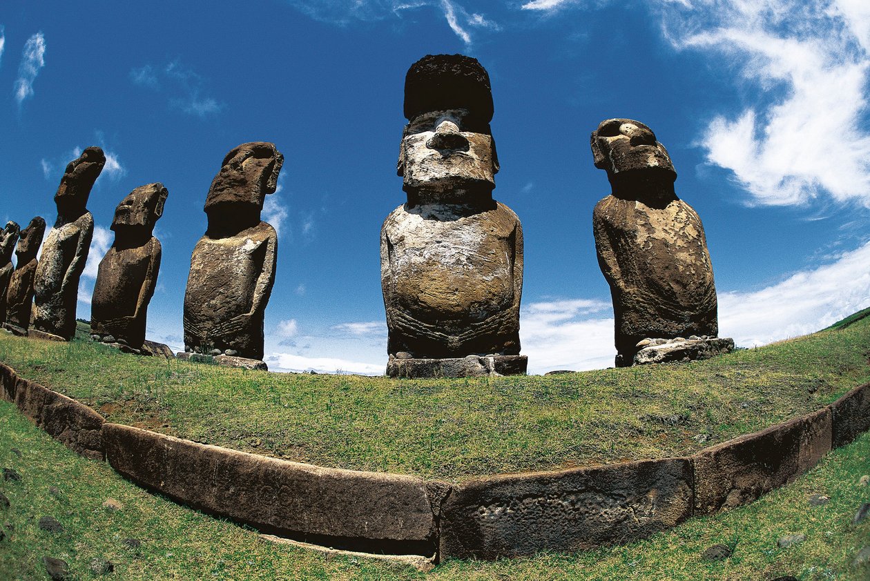 Posągi Moai, Park Narodowy Rapa Nui, Wyspa Wielkanocna, Chile autorstwa Polynesian Polynesian