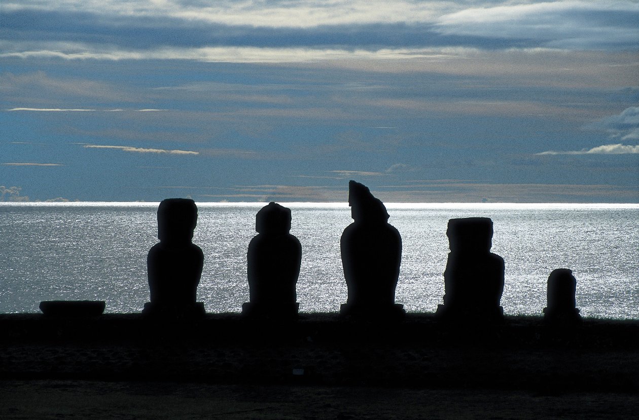 Posągi Moai, Park Narodowy Rapa Nui, Wyspa Wielkanocna, Chile autorstwa Polynesian Polynesian