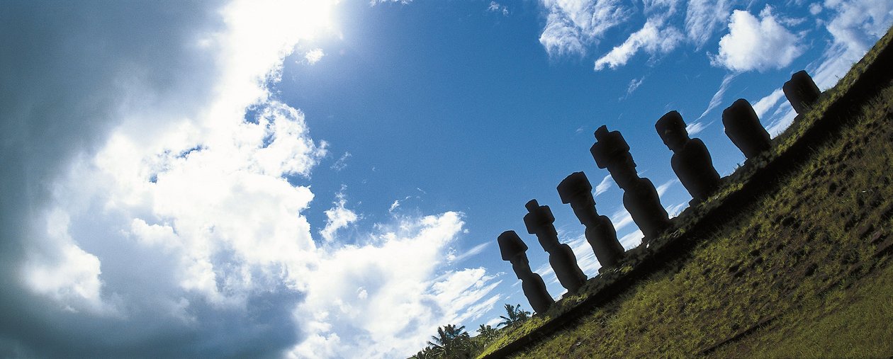 Posągi Moai, Park Narodowy Rapa Nui na Wyspie Wielkanocnej, Chile autorstwa Polynesian Polynesian