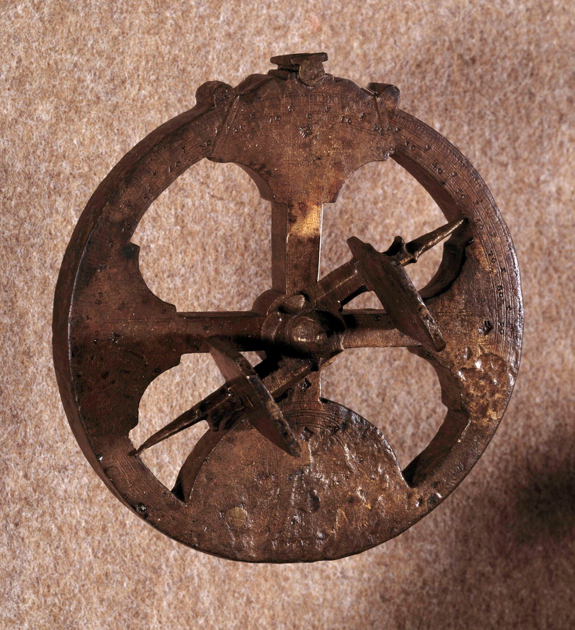 Astrolabium, astronomiczny przyrząd pomiarowy używany przez nawigatorów. Wyprodukowano w Portugalii. 1648. autorstwa Portuguese School