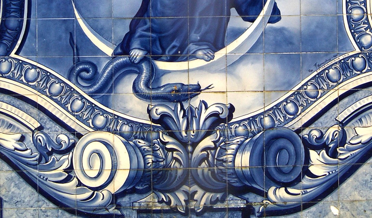 Fragment ozdobnego panelu przedstawiający Matkę Boską miażdżącą Węża, Lamego, Portugalia. 1738 (płytki ceramiczne) autorstwa Portuguese School