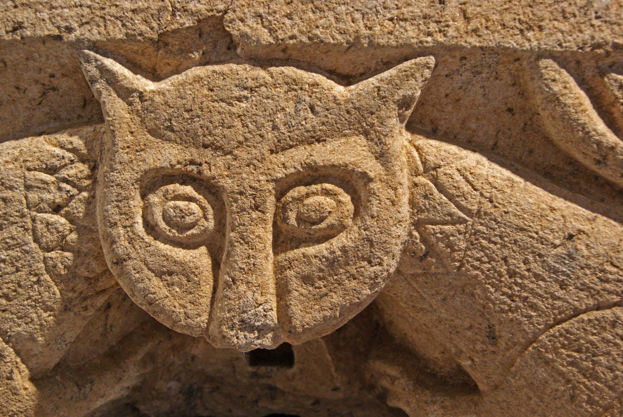 Fragment zoomorficznego kapitału z jednej z oryginalnych kolumn. (granit) autorstwa Portuguese School