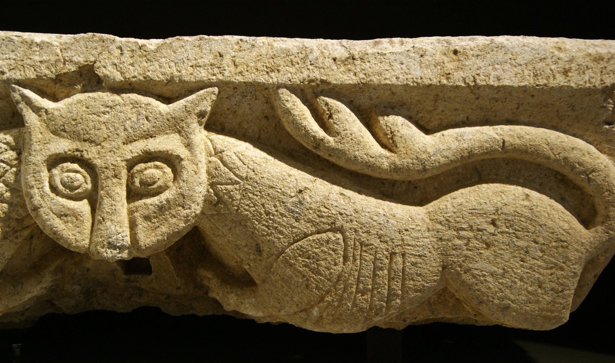 Fragment zoomorficznego kapitału z jednej z oryginalnych kolumn. (granit) autorstwa Portuguese School