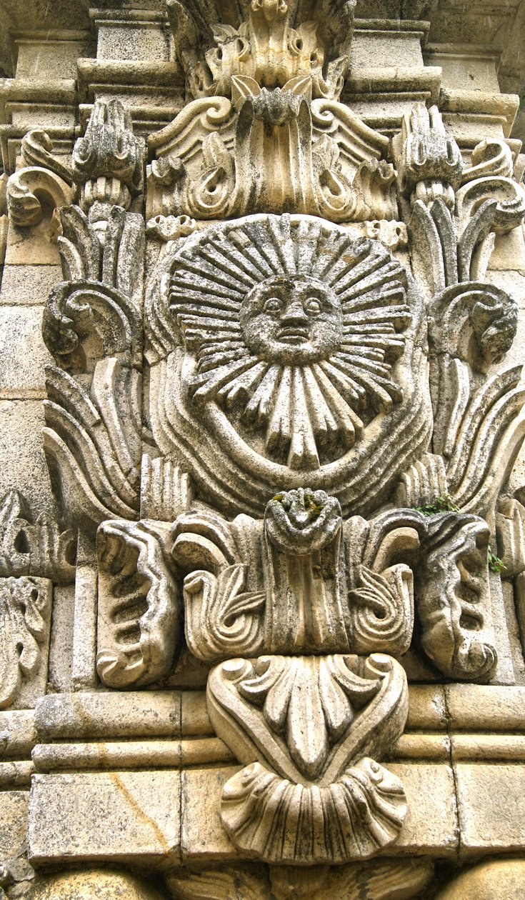 Wschodnia ściana obelisku Sanktuarium Nossa Senhora dos Remédios, Lamego, Portugalia. 1738 (granit) autorstwa Portuguese School