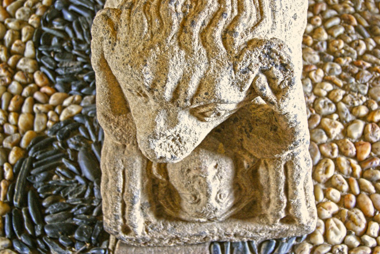 Lew pożerający człowieka, podstawa sarkofagu D. Afonso Pires, byłego biskupa Porto, Lamego, Portugalia ok. 1372 (kamień) autorstwa Portuguese School