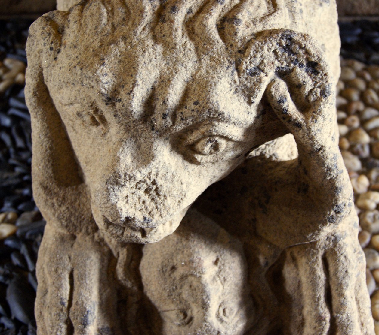 Lew pożerający człowieka, podstawa sarkofagu D. Afonso Pires, byłego biskupa Porto, Lamego, Portugalia ok. 1372 (kamień) autorstwa Portuguese School
