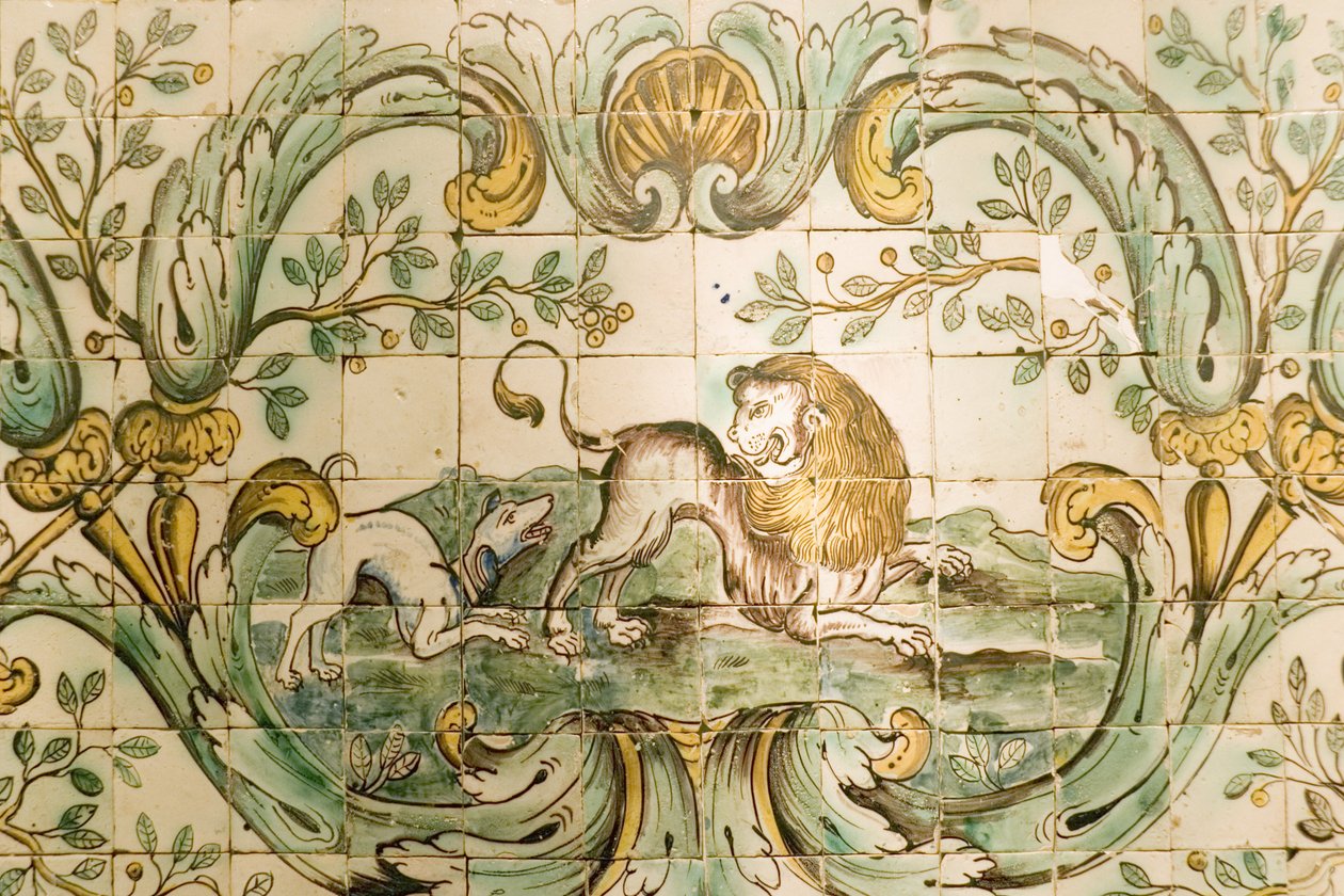 Majolika przedstawiająca kafelki psa goniącego lwa, z Pokoju Myśliwskiego w Palacio da Praia, Belem, ok. 1680 (ceramika) autorstwa Portuguese School
