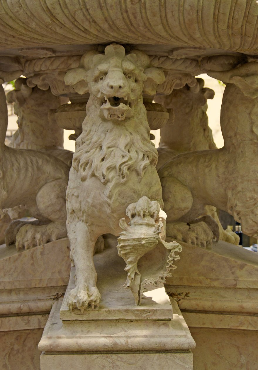 Mityczne rogi Lwa Atlanty u podstawy fontanny, Quinta da Regalia, Sintra, Portugalia c.1915 (kamień) autorstwa Portuguese School