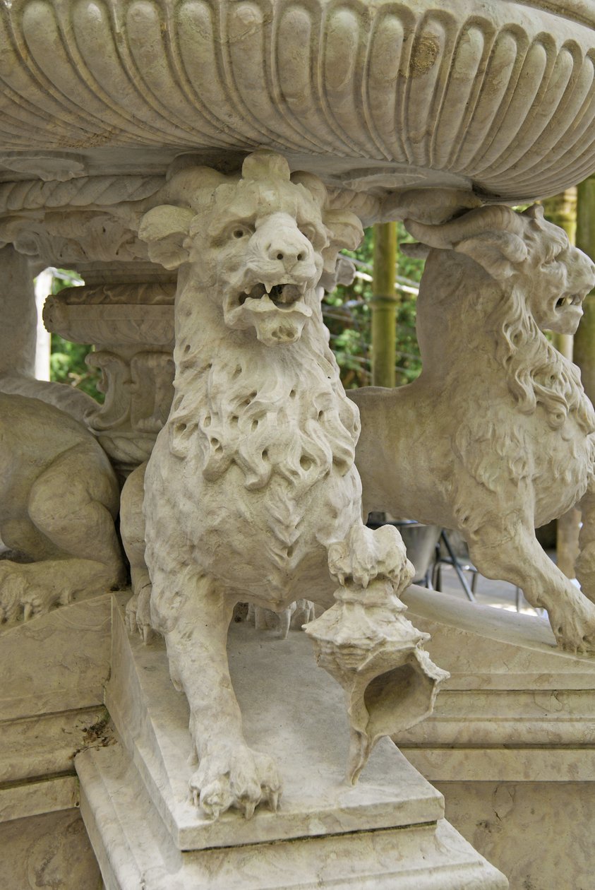 Mityczne rogi Lwa Atlanty u podstawy fontanny, Quinta da Regalia, Sintra, Portugalia c.1915 (kamień) autorstwa Portuguese School