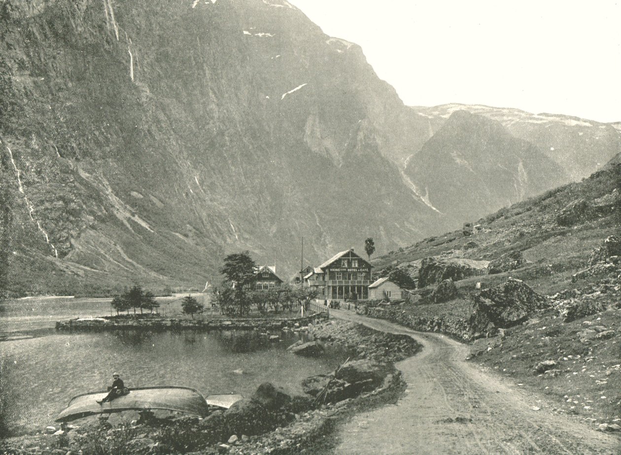 Stacja telefoniczna i hotele, Gudvangen, Norwegia, 1895. autorstwa Poulton and Co