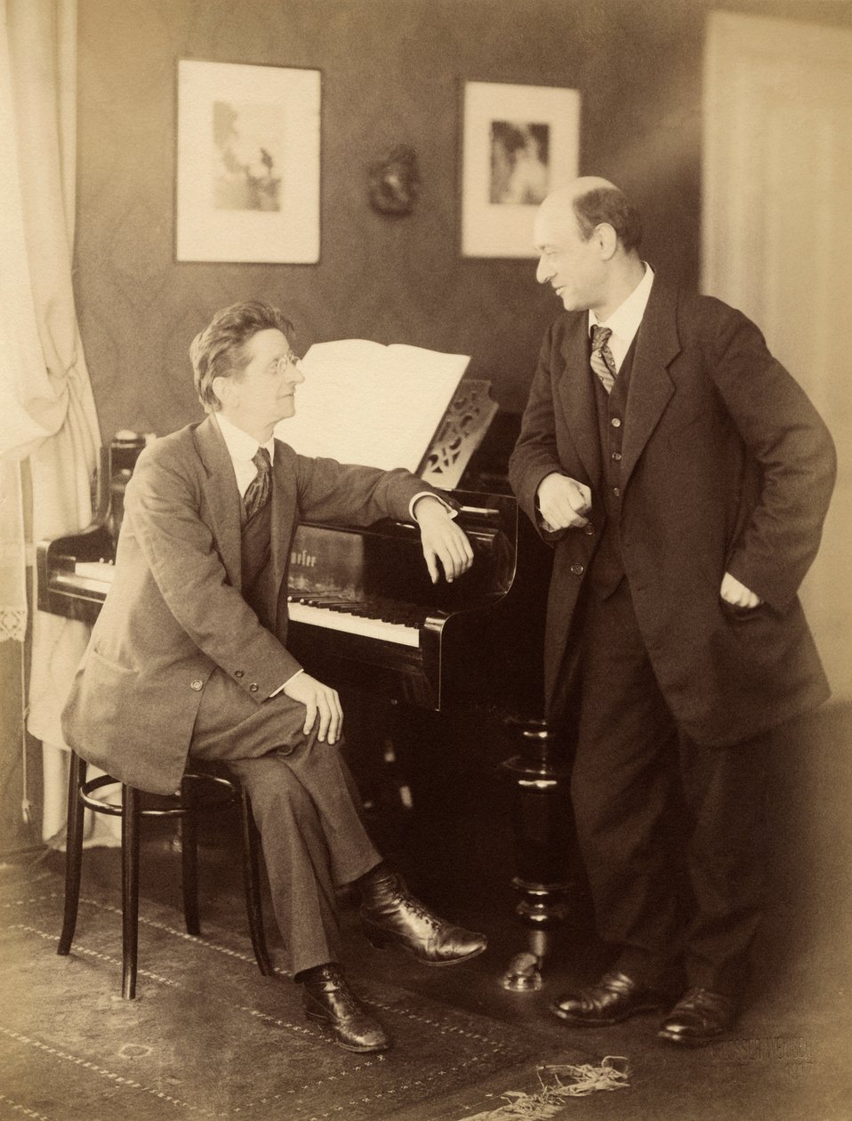 Alexander Zemlinsky i Arnold Schönberg w Pradze, 1917. autorstwa Prague . Photo studio Schlosser and