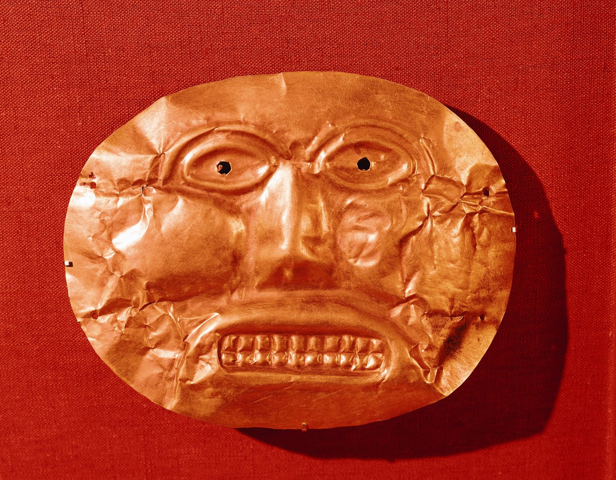Maska pogrzebowa Calima, z Restrepo, Dolina Cauca, ok. 550-450 pne (złoto) autorstwa Pre Columbian