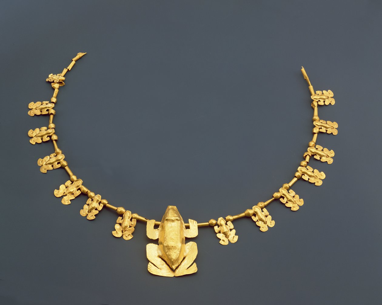 Naszyjnik Quimbaya z żabami, z Kolumbii (młotkowane złoto) autorstwa Pre Columbian