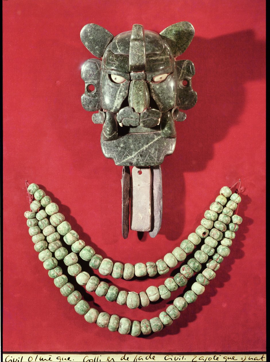 Pektorał zapotecki w formie maski przedstawiającej boga nietoperzy Piquete Zina z Monte Alban, Oaxaca (jadeit) oraz naszyjnik Olmeków z 90 koralików w kształcie tykwy, z La Venta, Tabasco (łupek) autorstwa Pre Columbian