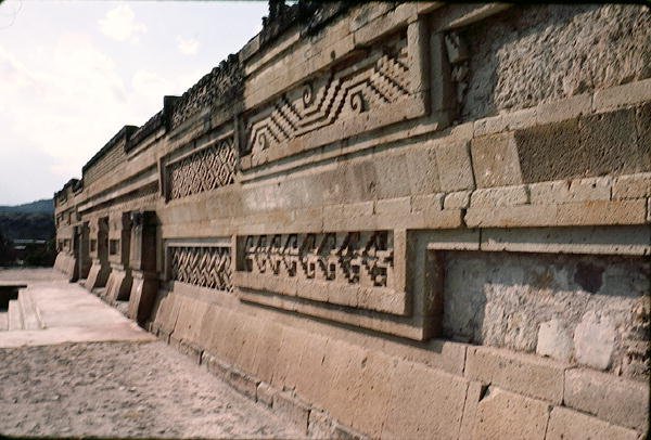 Ściana dziedzińca z wzorzystą kamieniarką autorstwa Pre Columbian Pre Columbian