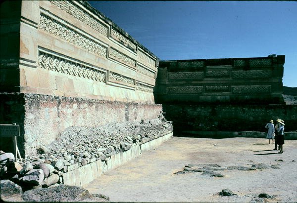 Dziedziniec z wzorzystą kamieniarką autorstwa Pre Columbian Pre Columbian