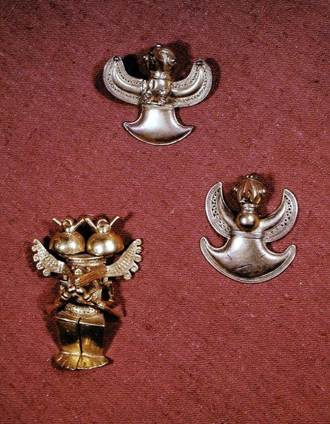 Dwa wisiorki w kształcie ptaków kultury Tairona i figurka antropomorficzna kultury Quimbaya (złoto) autorstwa Pre Columbian Pre Columbian