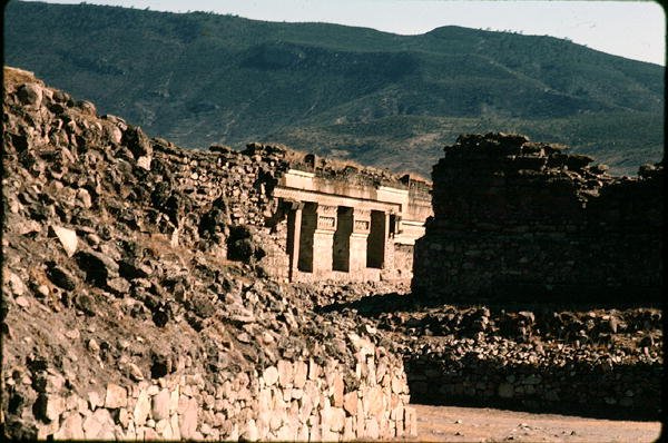 Widok na mury i wejście do świątyni autorstwa Pre Columbian Pre Columbian