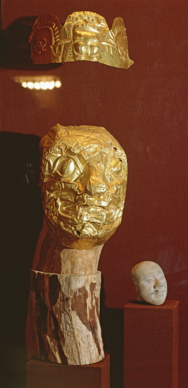 Maska i nakrycie głowy (złote) autorstwa Pre Columbian
