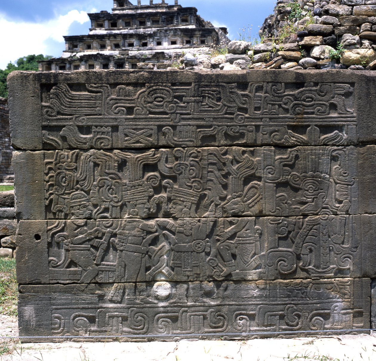 Płaskorzeźba północno-zachodnia, Totonac, północna ściana, południowe boisko, okres późnej klasyki autorstwa Pre Columbian