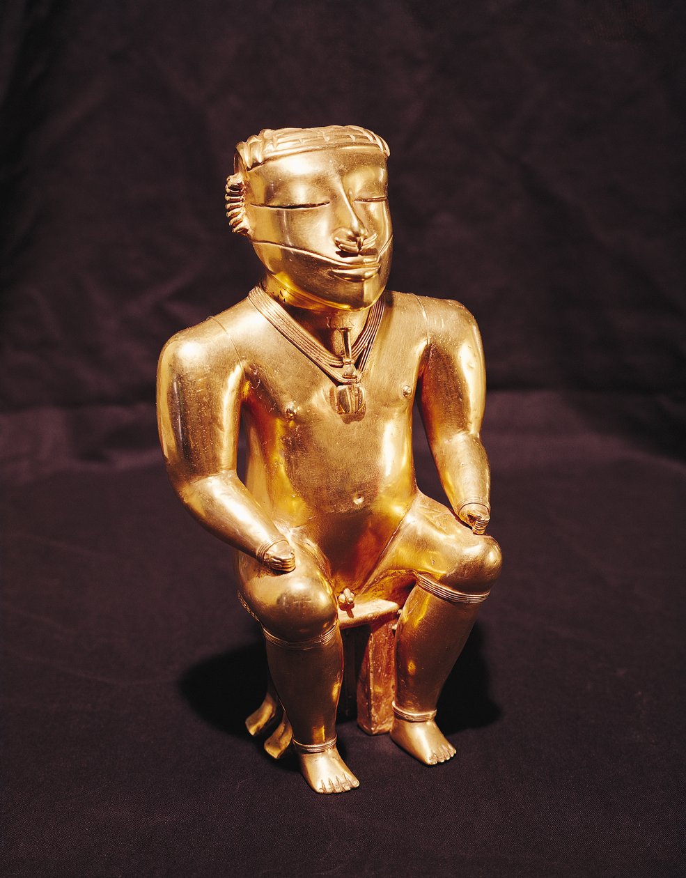 Statuetka siedzącego mężczyzny, Quimbaya (złoto) autorstwa Pre Columbian