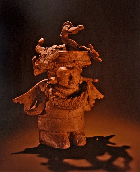 Figura z wyszukanym nakryciem głowy, kultura Nopiloa (ceramika) autorstwa Pre Columbian Pre Columbian