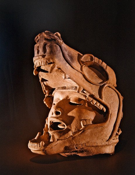 Ludzka głowa w paszczy jaguara, Remojadas Culture, Vera Cruz (ceramika) autorstwa Pre Columbian Pre Columbian