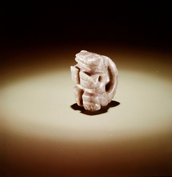 Jaguar z zakręconym ogonem, z Guacimo, obszar Linea Vieja (półprzezroczysty morski zielony jadeit) autorstwa Pre Columbian Pre Columbian