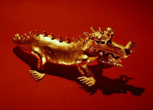 Wisiorek przedstawiający krokodyla z ludzką postacią w pysku, z La Vaca, Punta Burica (złoto) (patrz także 351826) autorstwa Pre Columbian Pre Columbian