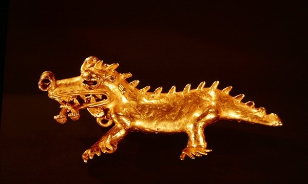 Wisiorek przedstawiający krokodyla z ludzką postacią w pysku, z La Vaca, Punta Burica (złoto) (patrz także 351825) autorstwa Pre Columbian Pre Columbian