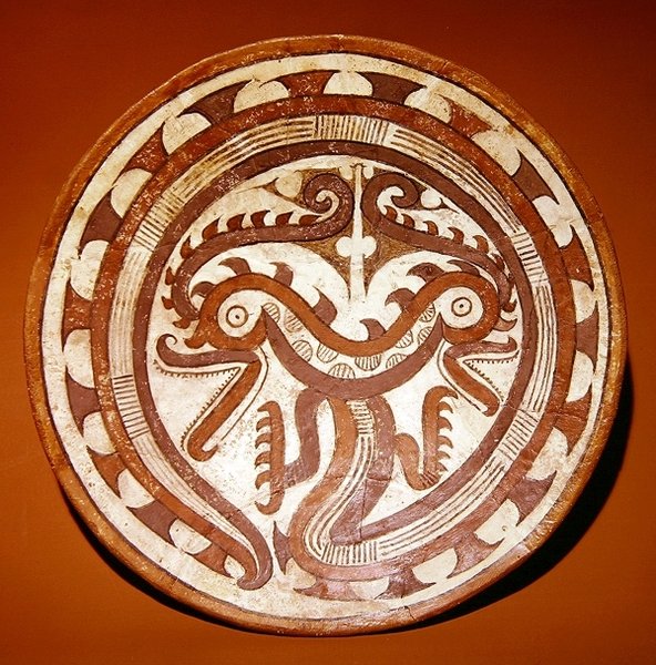 Płytka przedstawiająca podwójne głowy krokodyla na zwiniętym ciele węża, styl Late Cocle (ceramika) autorstwa Pre Columbian Pre Columbian