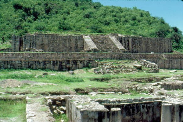 Platformy w Centre Plaza autorstwa Pre Columbian Pre Columbian