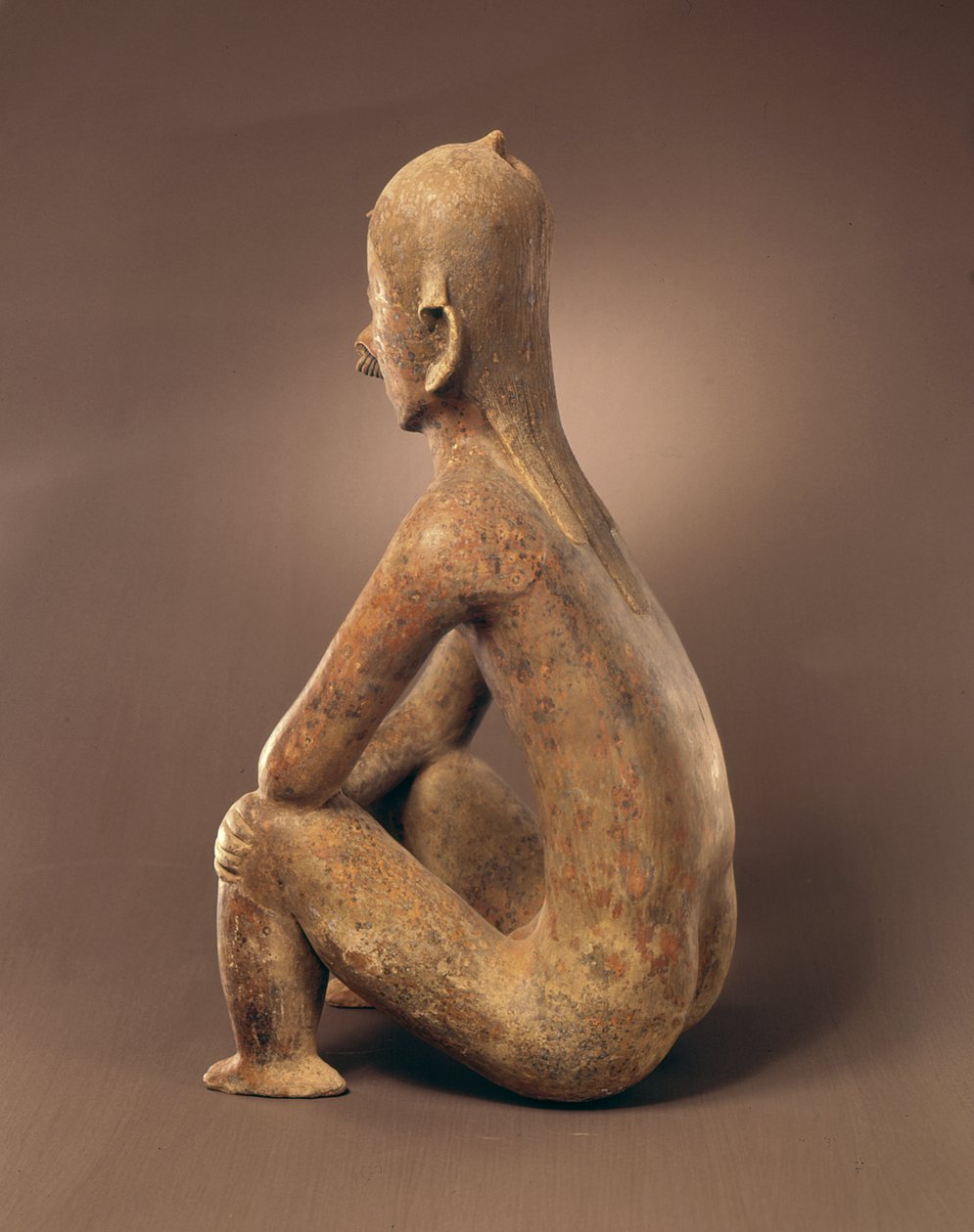 Widok z tyłu postaci siedzącej, kultura chińska, (ceramika) autorstwa Pre Columbian Pre Columbian