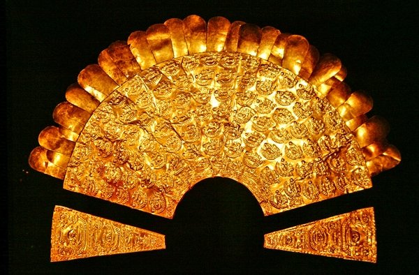 Repusowy napierśnik zdobiony ptakami i siedmioma rzędami postaci ludzkich, styl Chimu (złoto) autorstwa Pre Columbian Pre Columbian