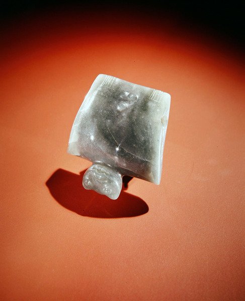 Przerobiony skrzydlaty wisiorek, z Guacimo, okolice Linea Vieja (przezroczysty morski jadeit) autorstwa Pre Columbian Pre Columbian