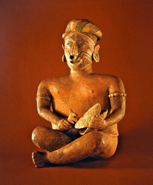 Siedząca figura z bębnem ze skorupy żółwia, kultura Ixtlan Nayarit (ceramiczna) autorstwa Pre Columbian Pre Columbian