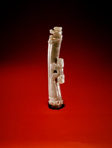 Pionowy koralik, z Guacimo, obszar Linea Vieja (przezroczysty jasnoniebiesko-zielony jadeit) autorstwa Pre Columbian Pre Columbian