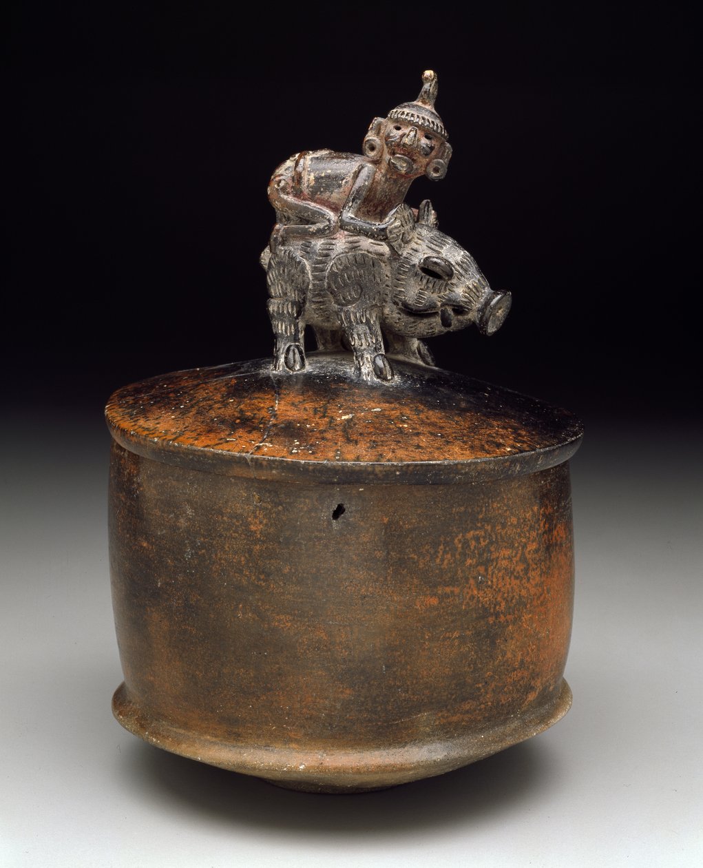 Miska z pokrywką z mężczyzną jadącym na pekari, 250-550 (ceramika) autorstwa Pre Columbian Pre Columbian