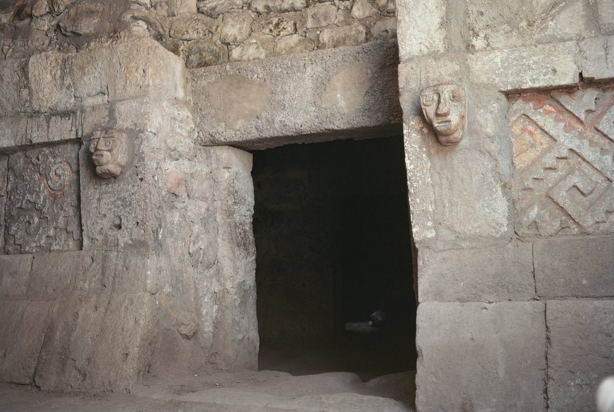 Drzwi z rzeźbionymi głowami, późny okres postklasyczny autorstwa Pre Columbian