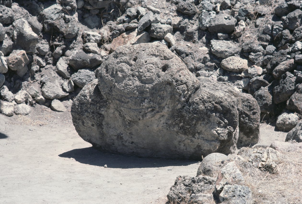 Kamienna rzeźba twarzy, późny okres postklasyczny autorstwa Pre Columbian