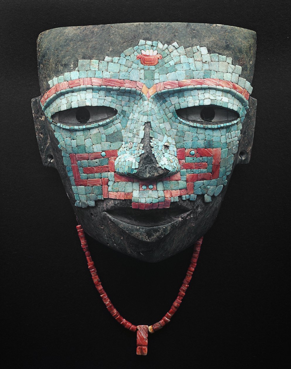 Maska pogrzebowa pokryta turkusową i czerwoną mozaiką z muszli. Artefakt z Teotihuacan w Meksyku. Cywilizacja Teotihuacan - sztuka prekolumbijska: maska pogrzebowa z turkusowych i różowych kamieni datowana na cywilizację Teotihuacan III (300-650 ne) w Meks autorstwa Pre Columbian Pre Columbian