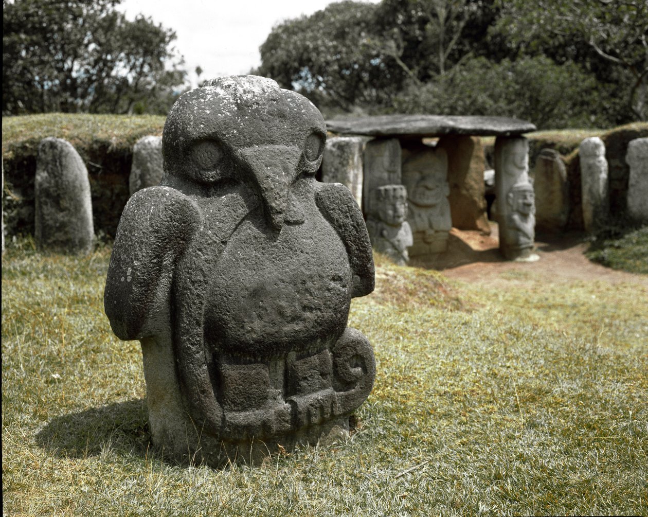 Megalityczna rzeźba ptaka trzymającego węża autorstwa Pre-Columbian Pre-Columbian